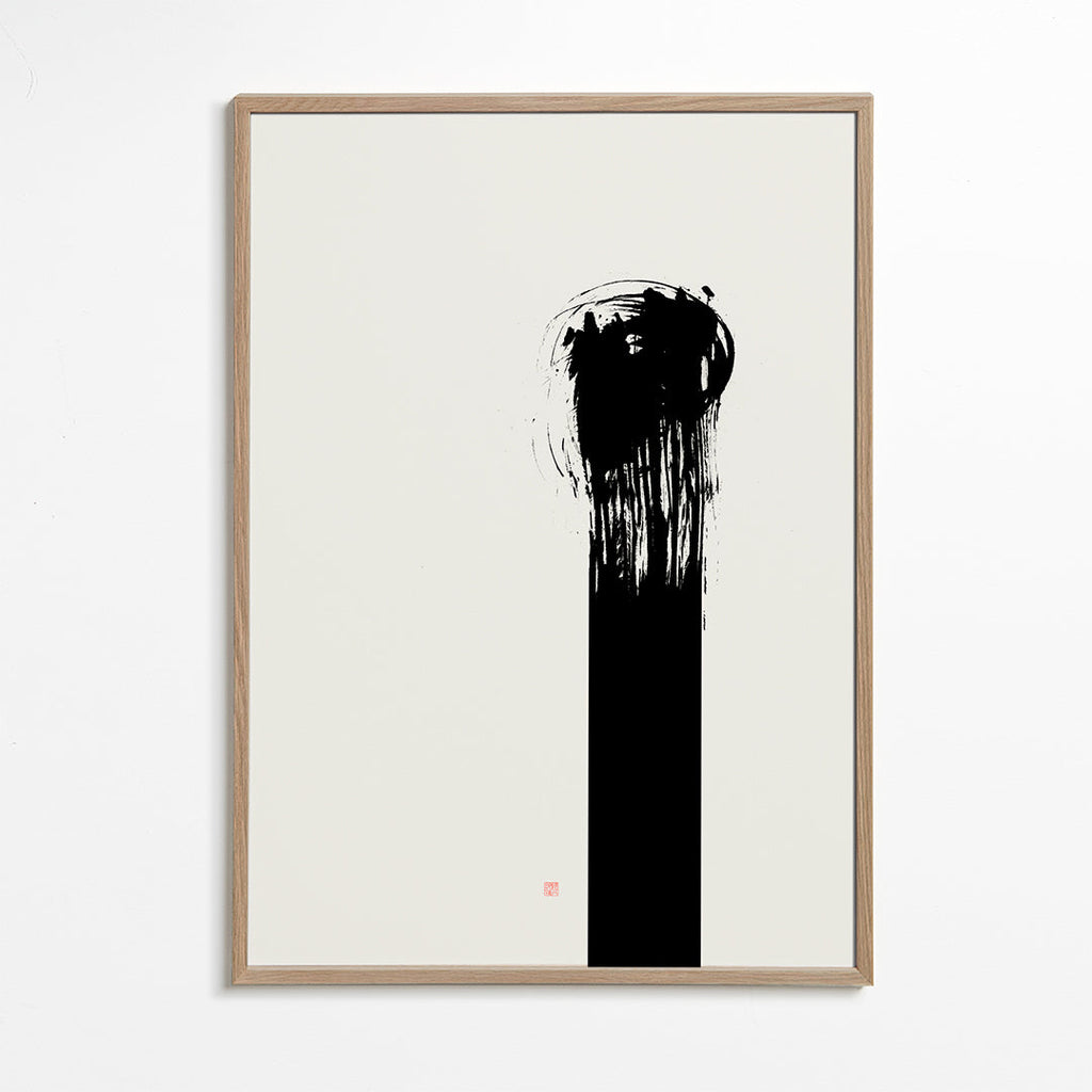 Minimalistisk tavla med vertikal bläckstreck