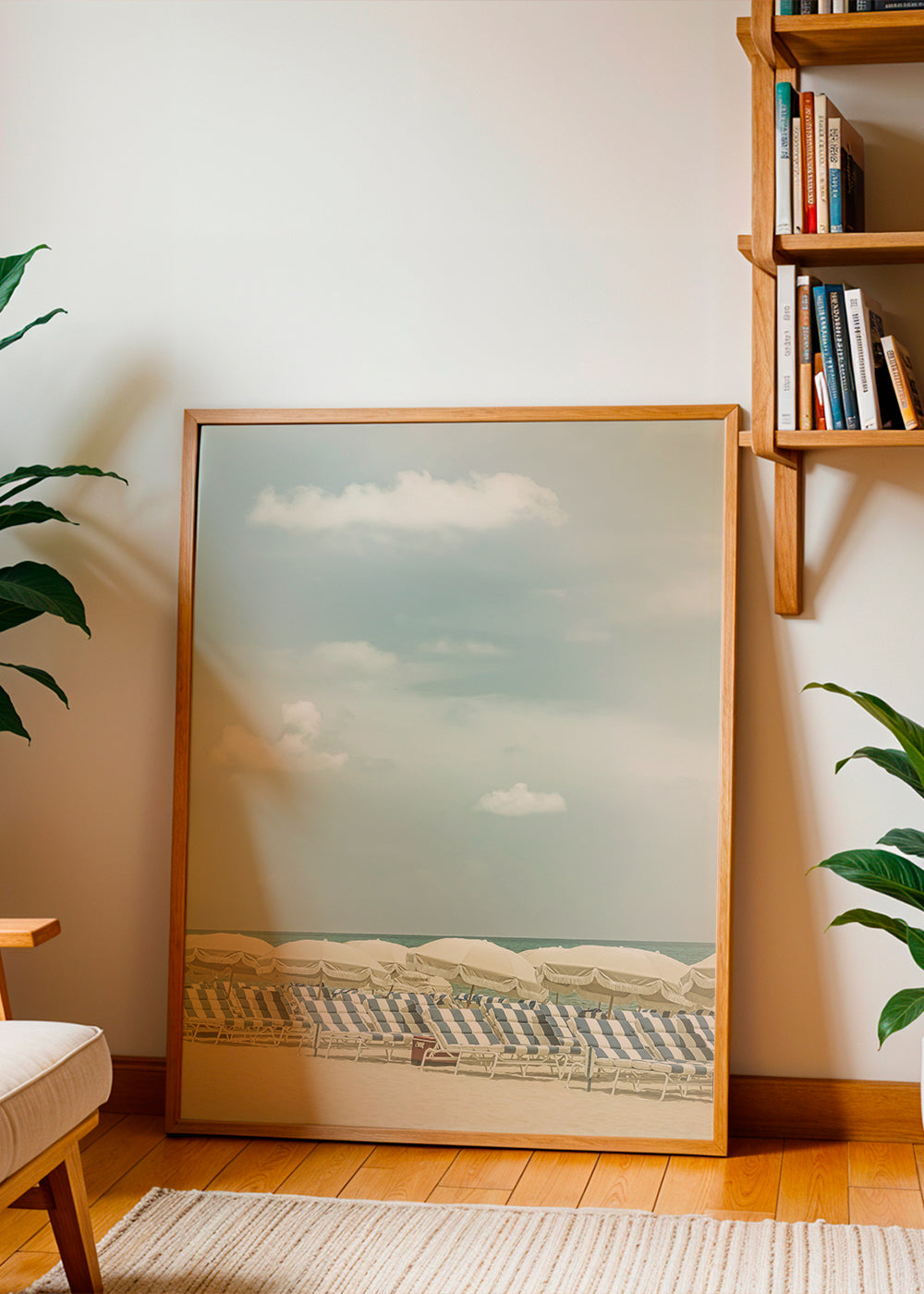 Vintage affisch strand med parasoll och solstolar