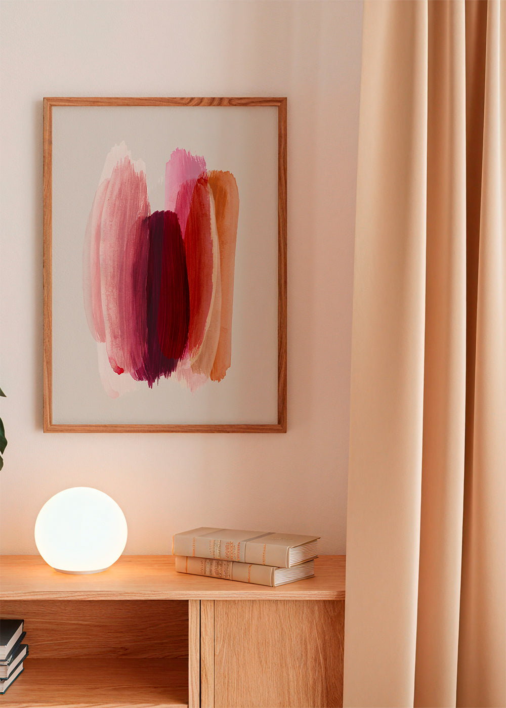 Abstrakt konstverk med rosa och orange penseldrag