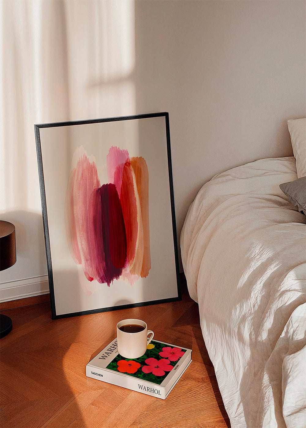 Abstrakt konstverk med rosa och orange penseldrag