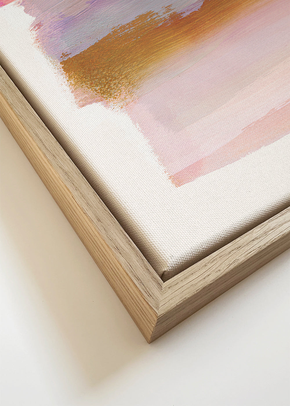 Abstrakt konst med rosa och gyllene penseldrag