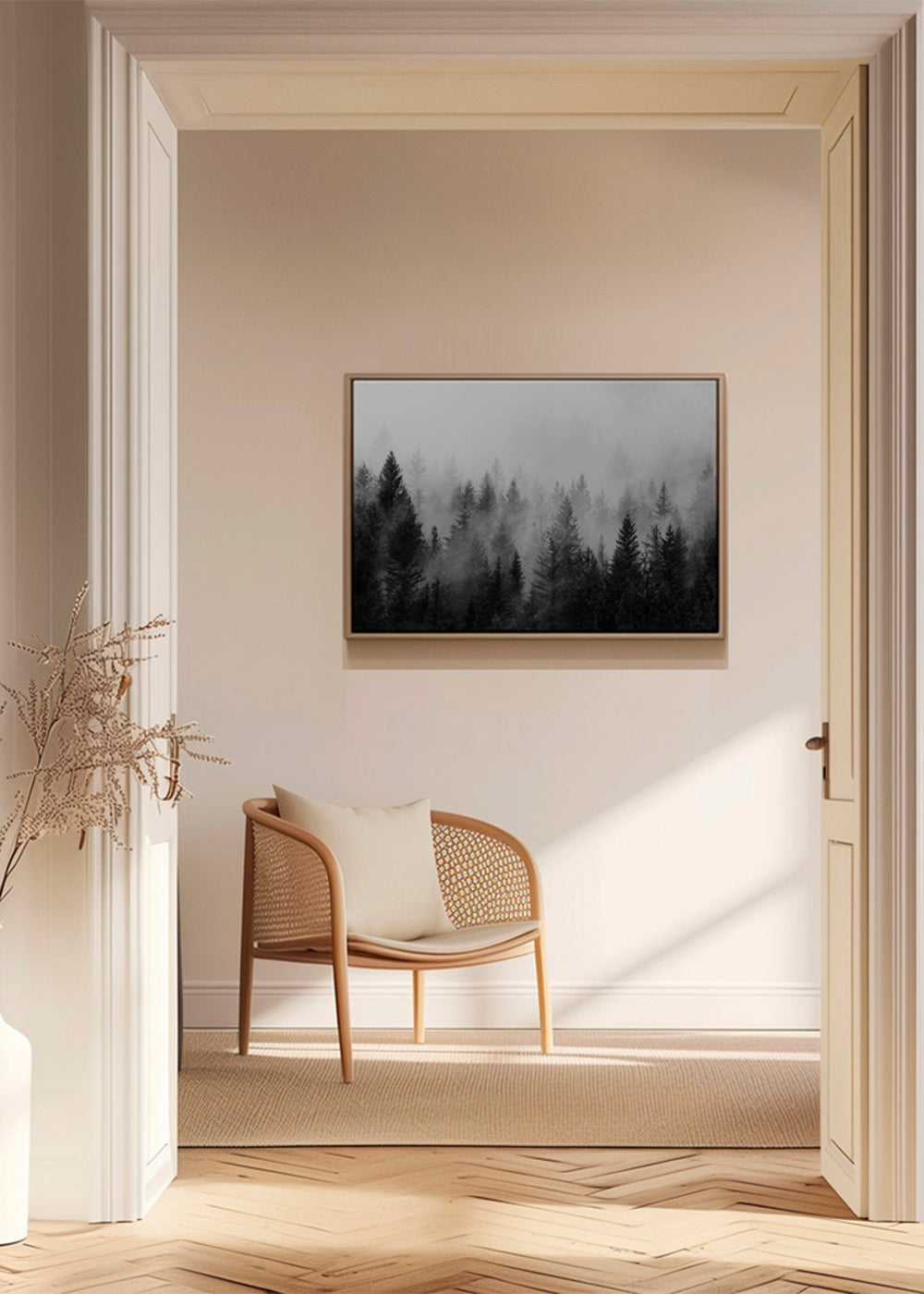 Svartvit konst: dimmig skogsutsikt