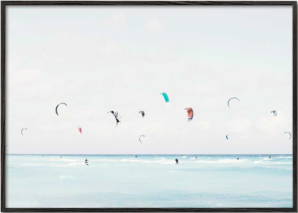 Sportkonst kitesurf på lugnt hav