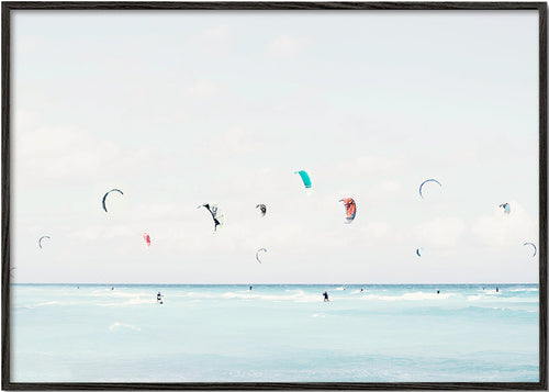 Sportkonst kitesurf på lugnt hav