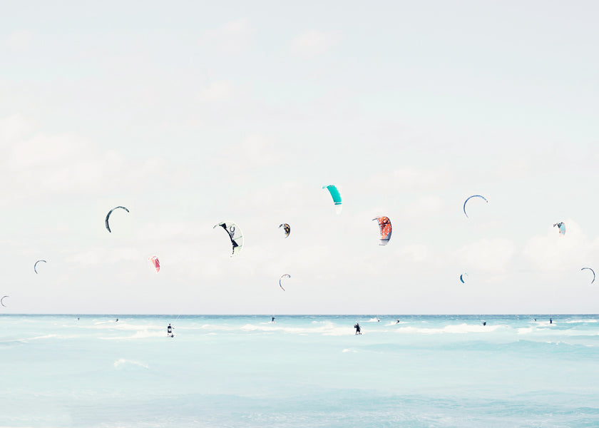 Sportkonst kitesurf på lugnt hav