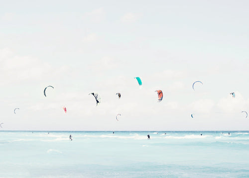 Sportkonst kitesurf på lugnt hav