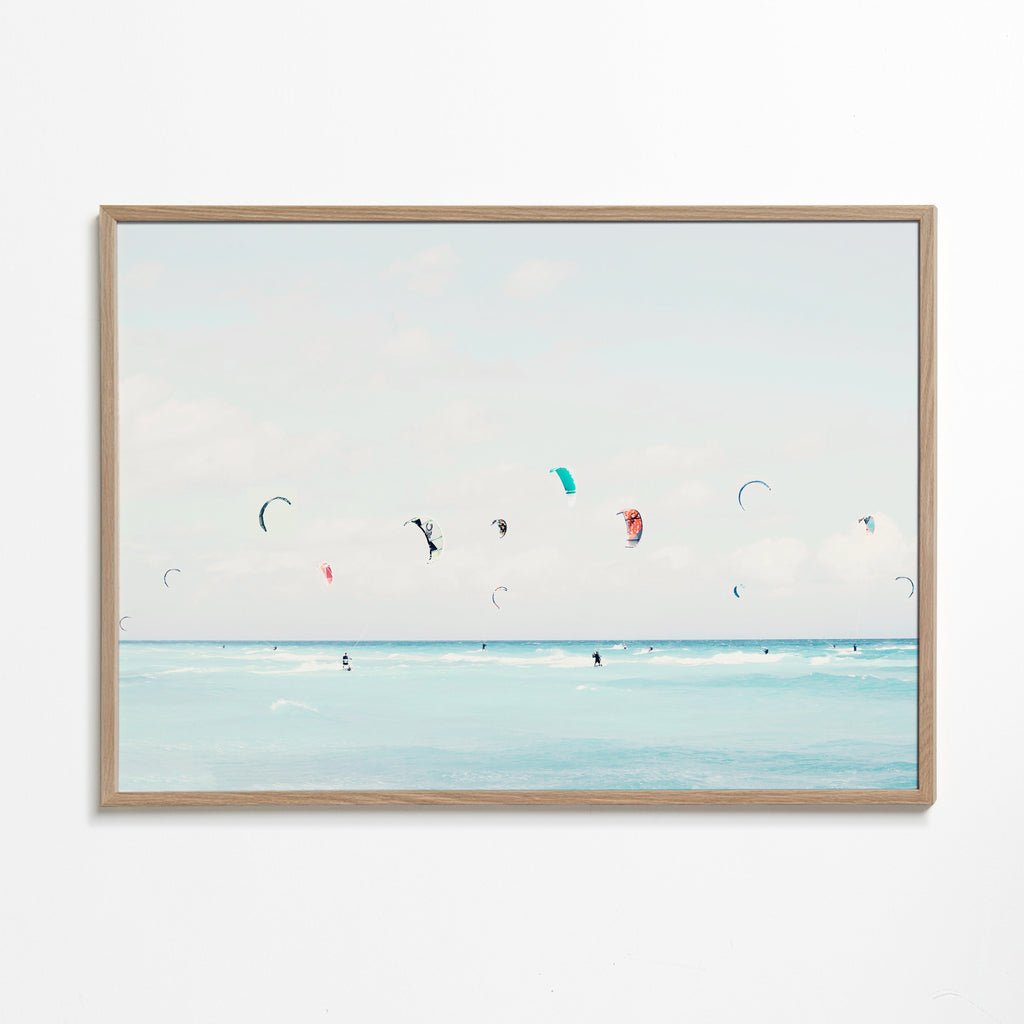 Sportkonst kitesurf på lugnt hav