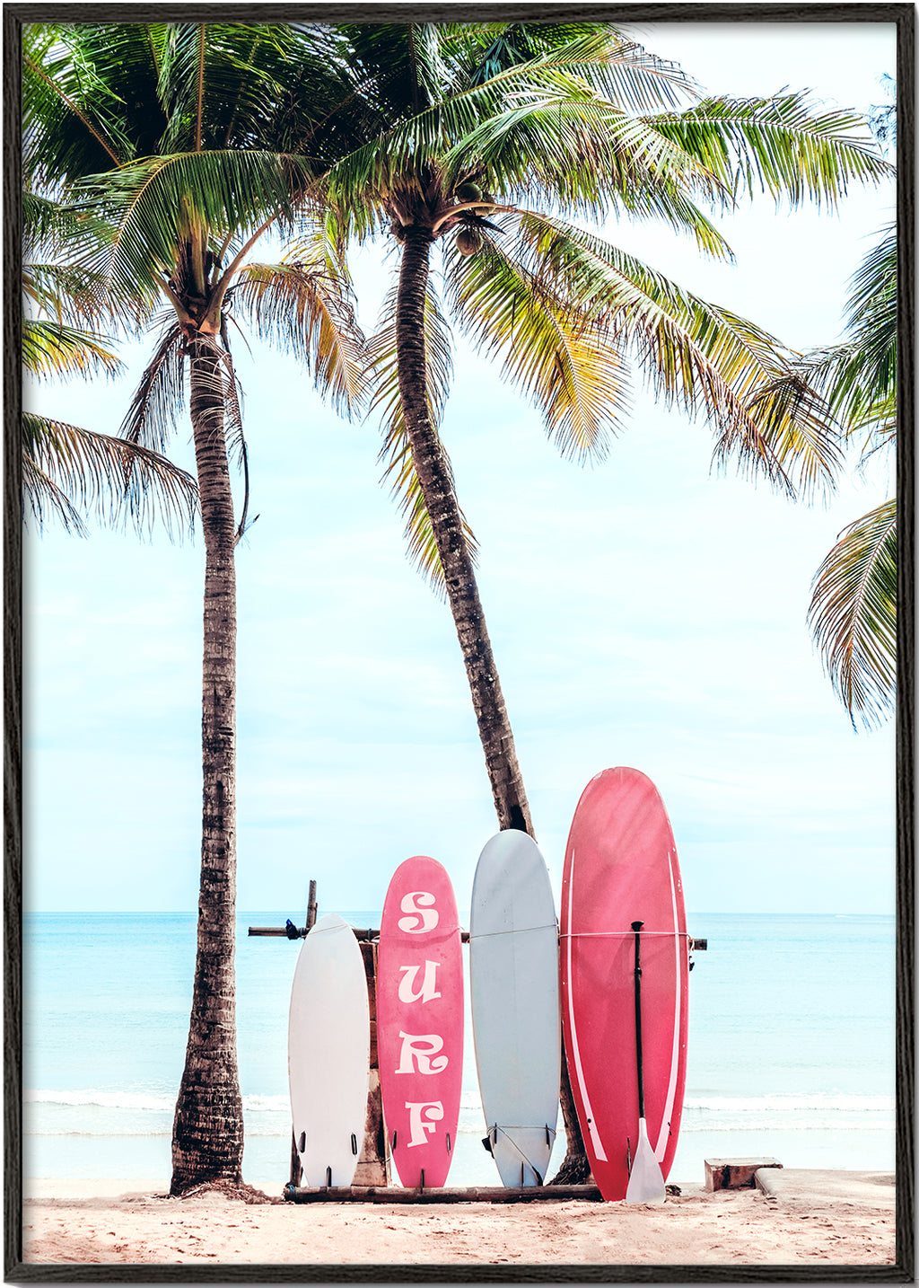 Sportfoto: rosa surfbrädor på stranden