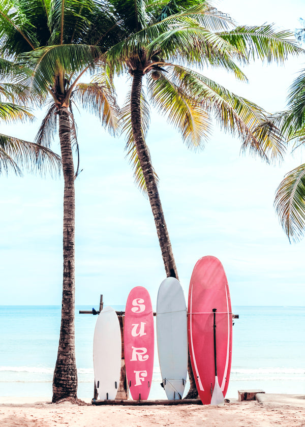Sportfoto: rosa surfbrädor på stranden