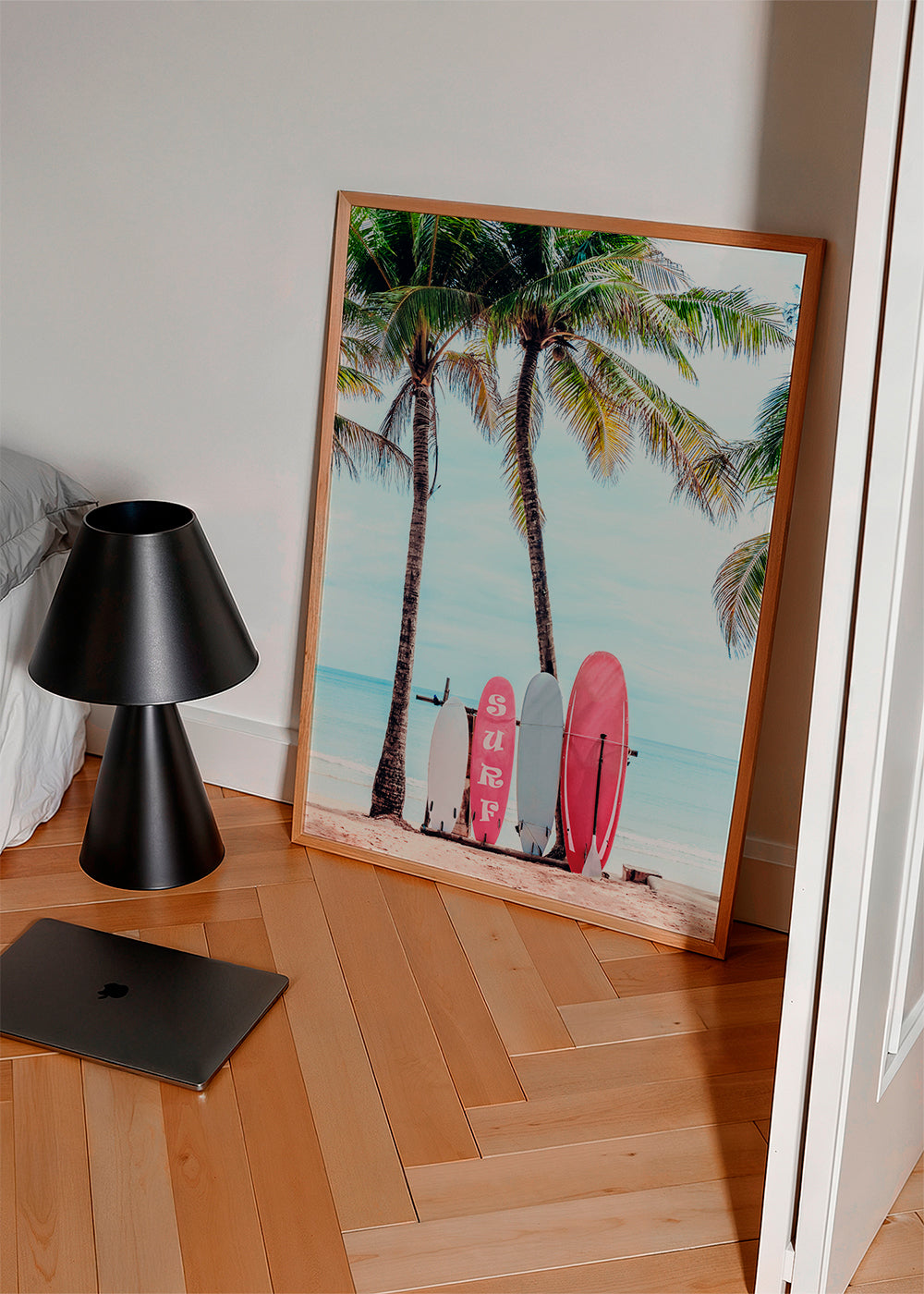 Sportfoto: rosa surfbrädor på stranden