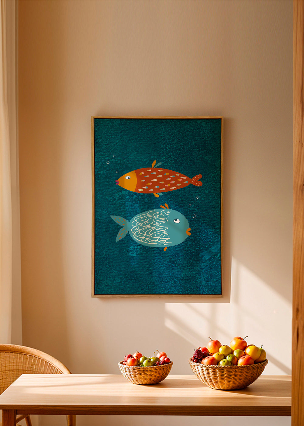 Poster lekfulla fiskar på blå bakgrund