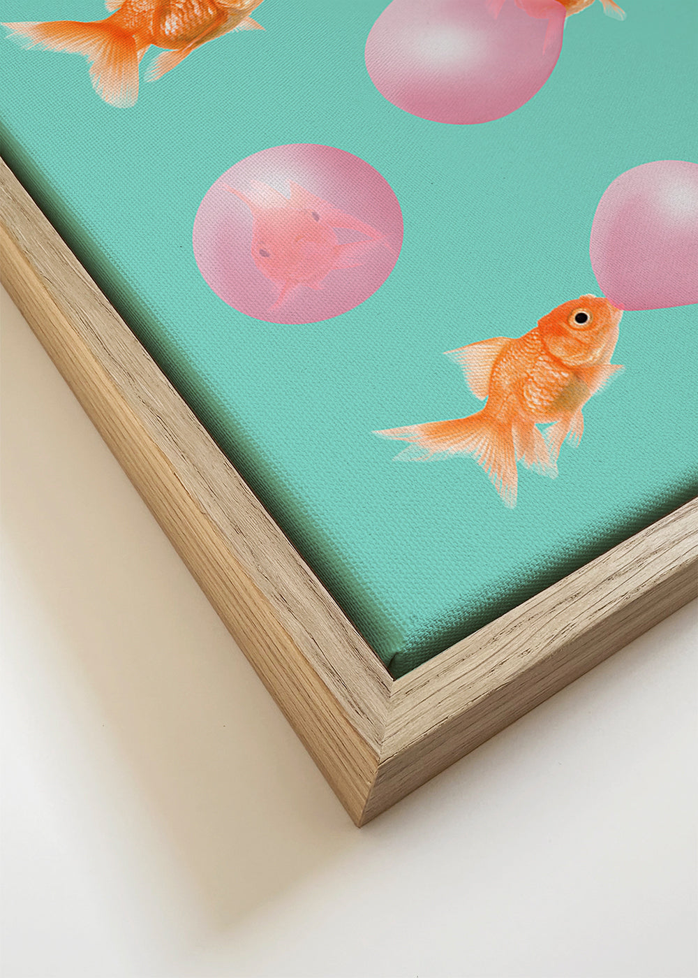 Konstverk guldfisk med rosa bubblor