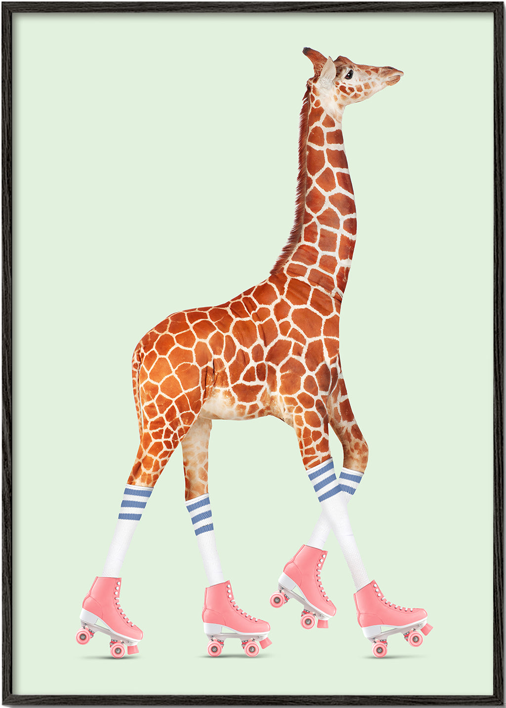 Konst giraff på rosa rullskridskor