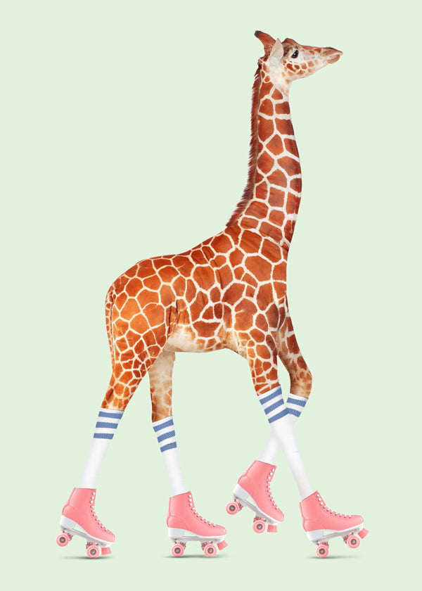 Konst giraff på rosa rullskridskor