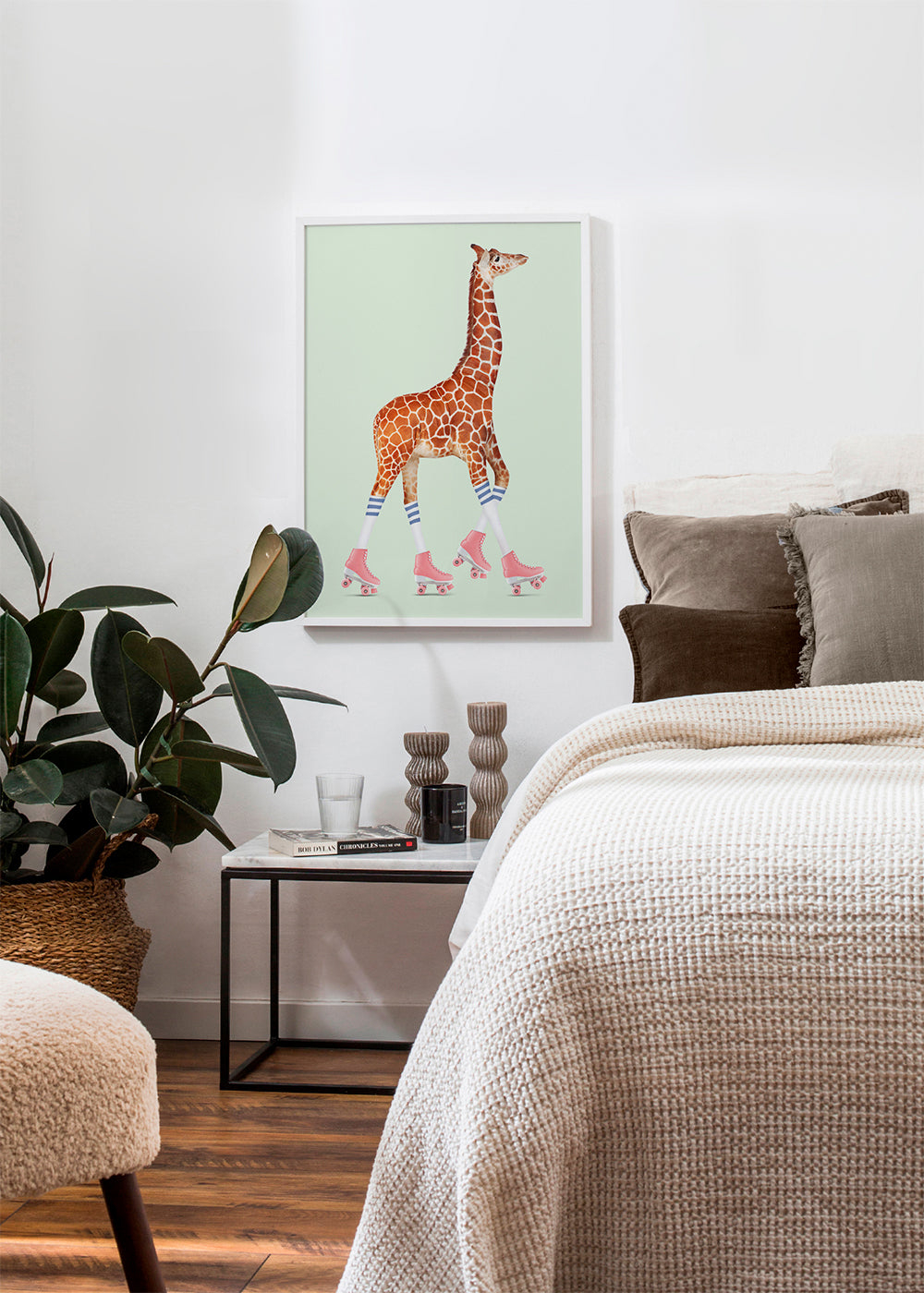 Konst giraff på rosa rullskridskor