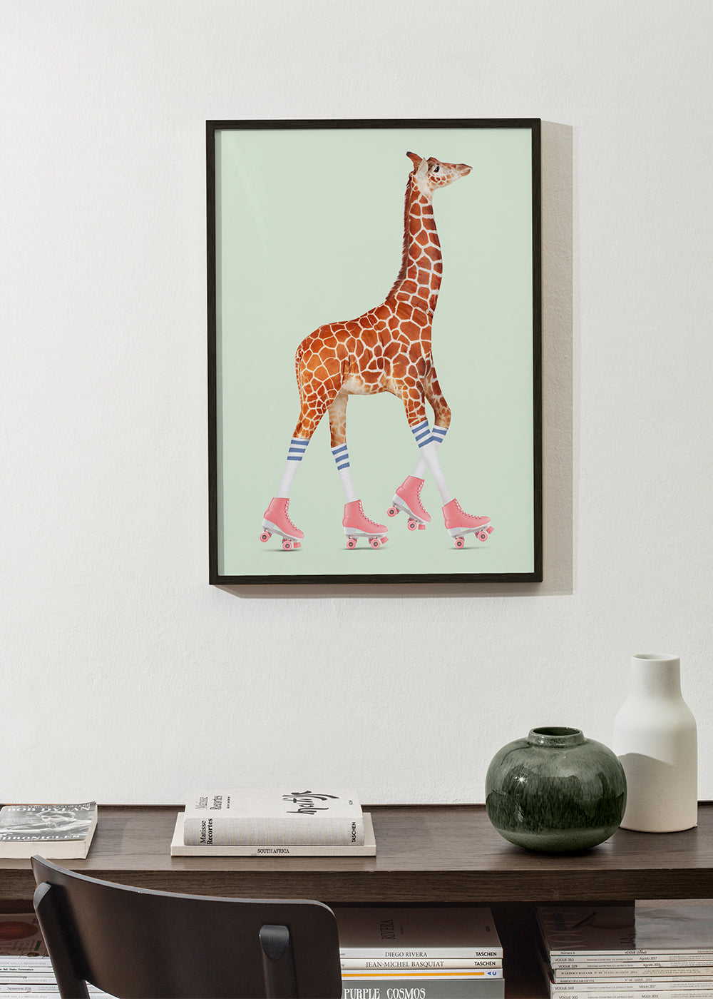 Konst giraff på rosa rullskridskor