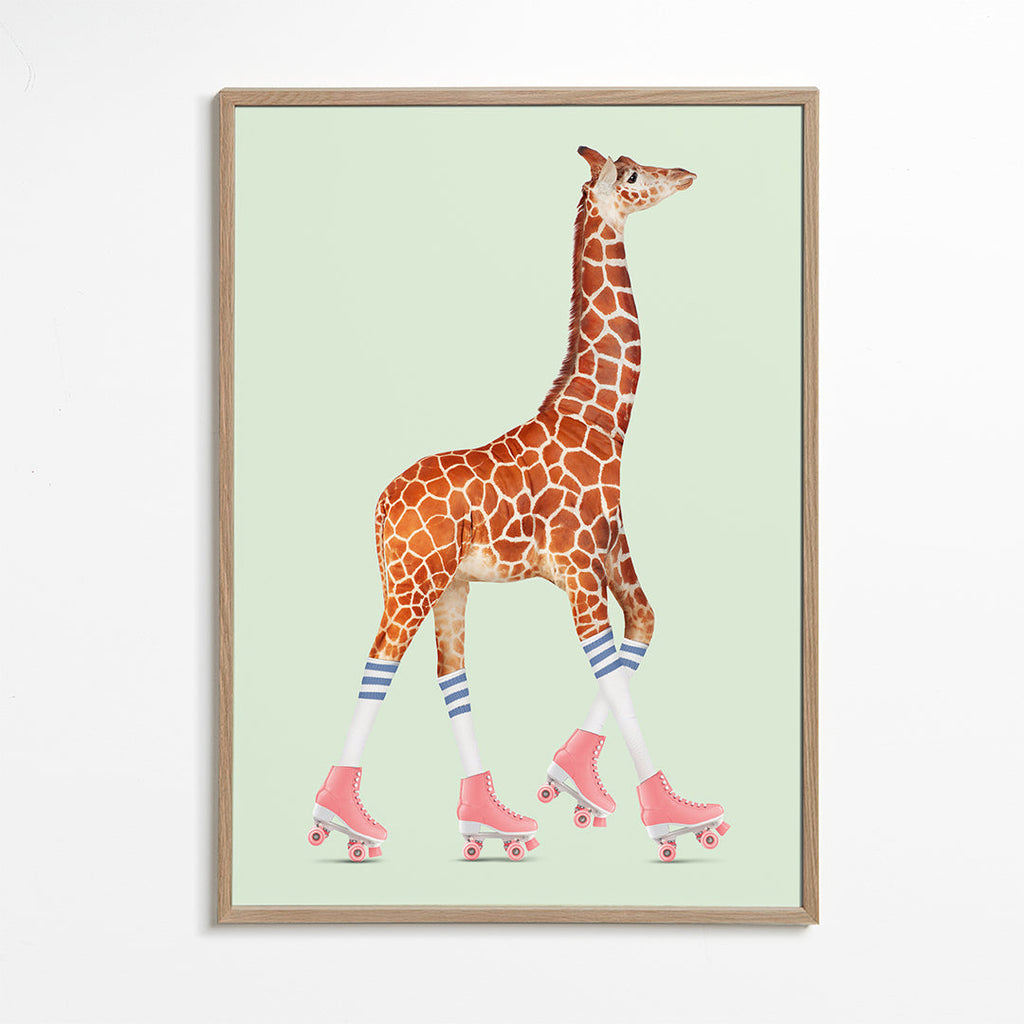 Konst giraff på rosa rullskridskor