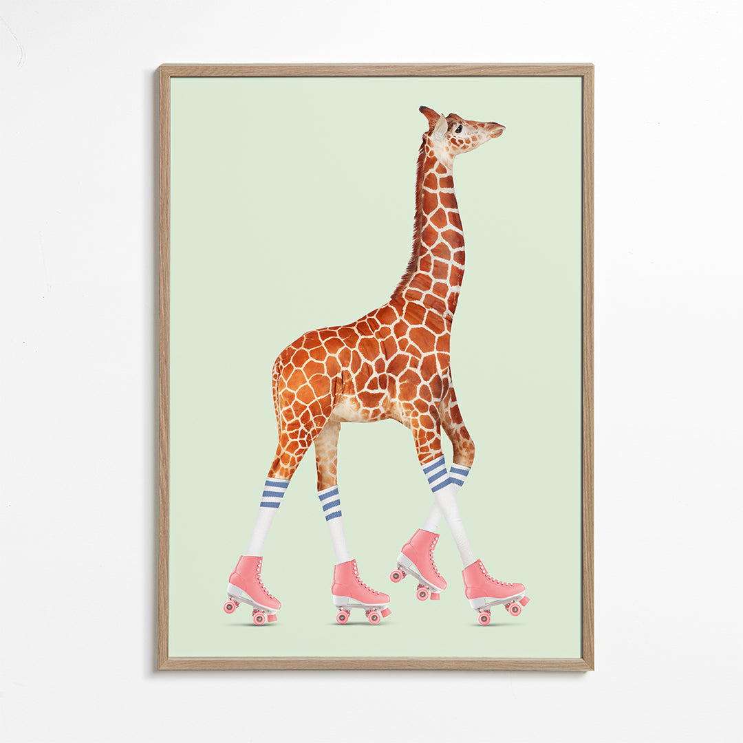 Konst giraff på rosa rullskridskor
