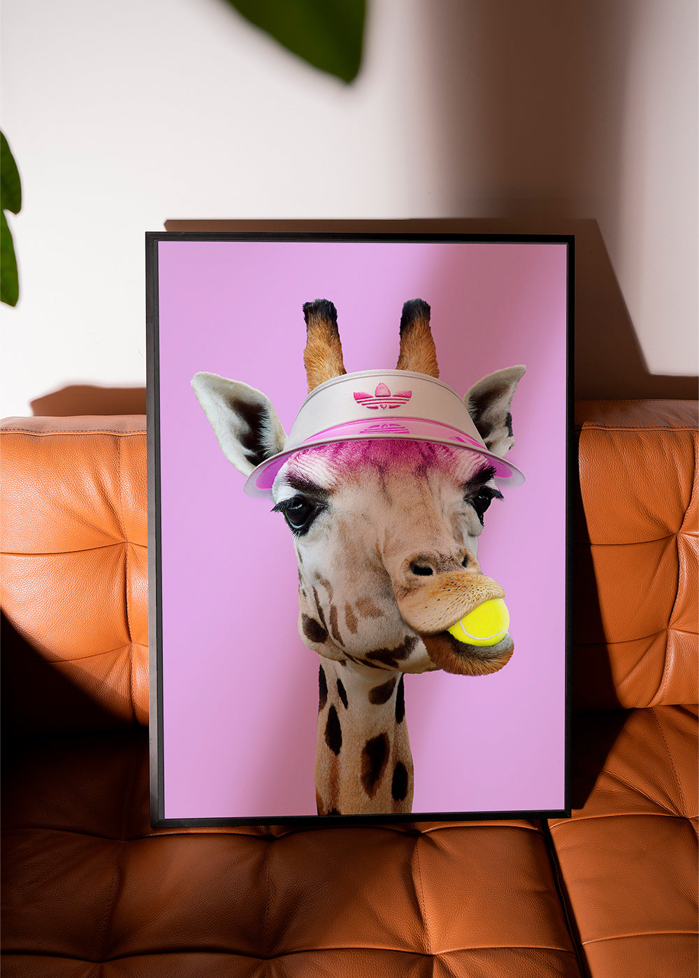 Giraff-tennisporträtt med rosa visir