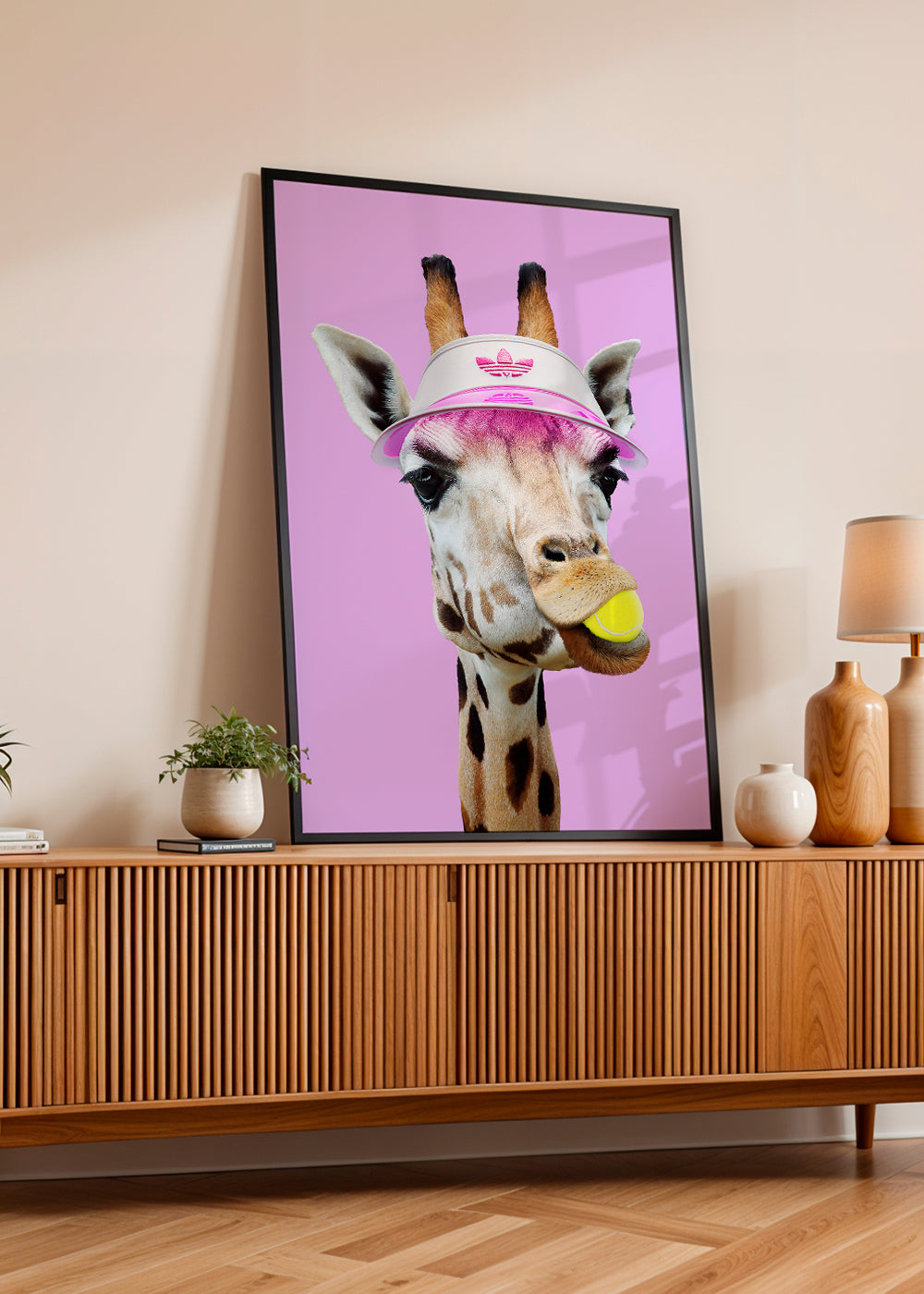 Giraff-tennisporträtt med rosa visir