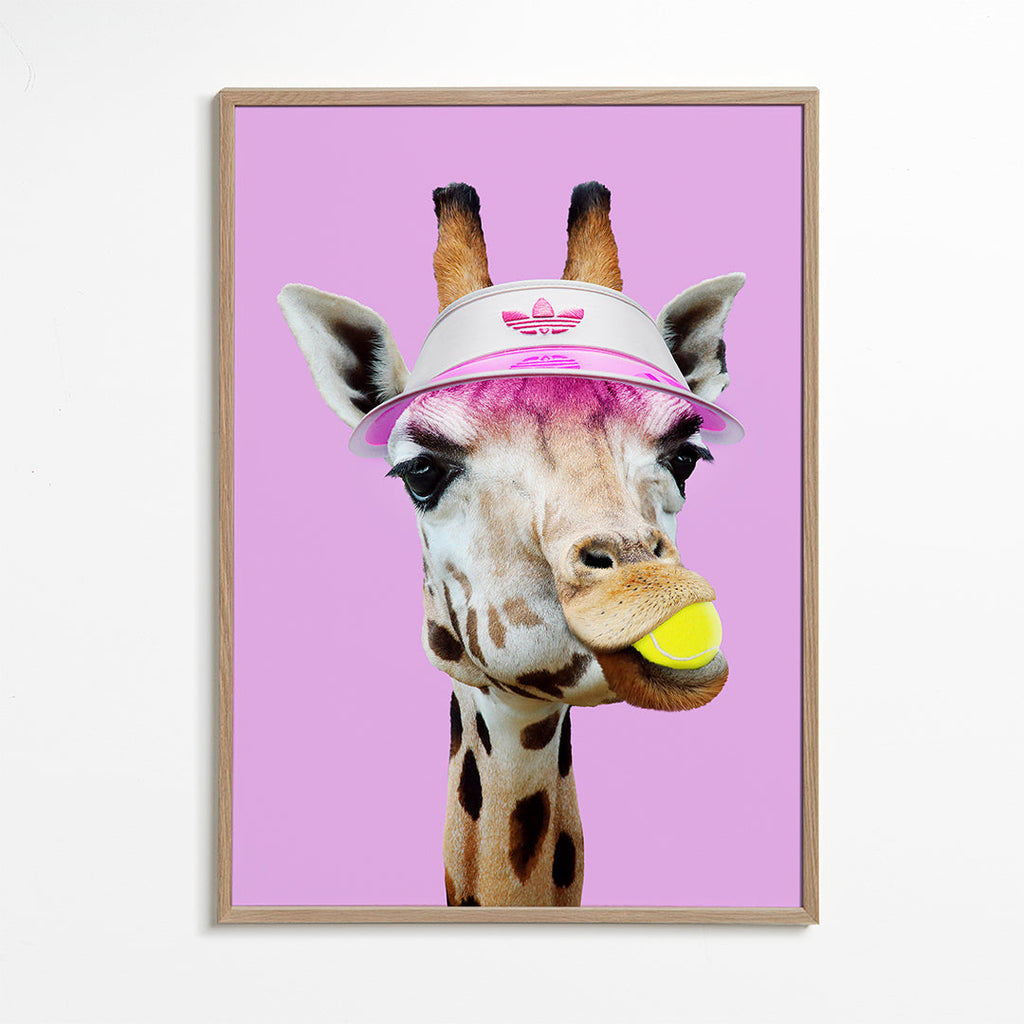 Giraff-tennisporträtt med rosa visir