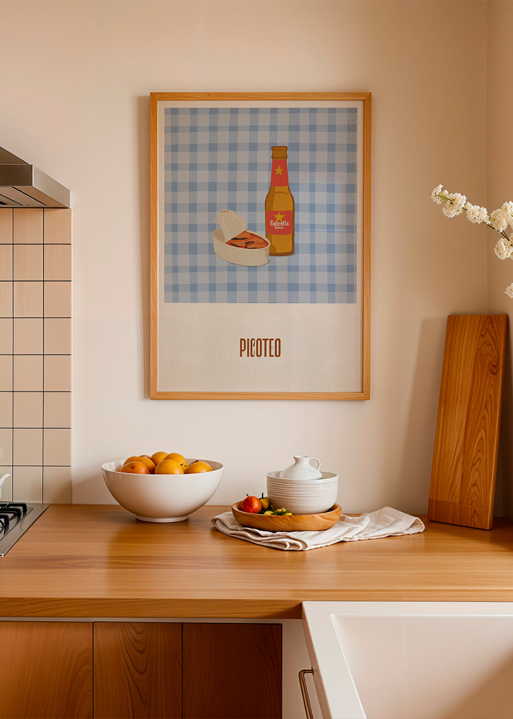 Kökskonst med ölflaska och plockmat