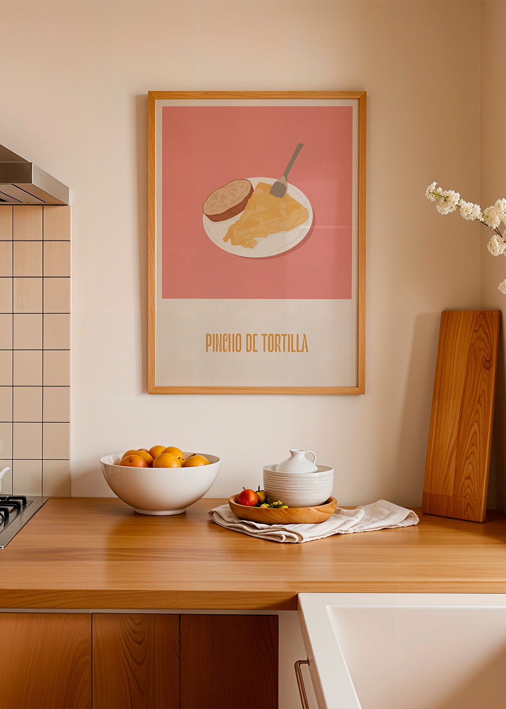 Kökskonst: pincho tortilla på rosa bakgrund