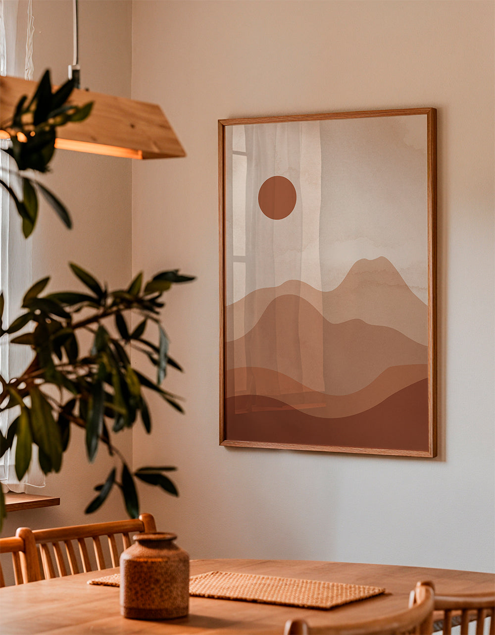 Minimalistiskt landskapskonstverk med terrakottasol