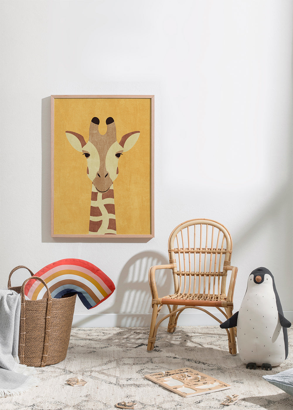 Barnposter giraff på ockrafärgad bakgrund