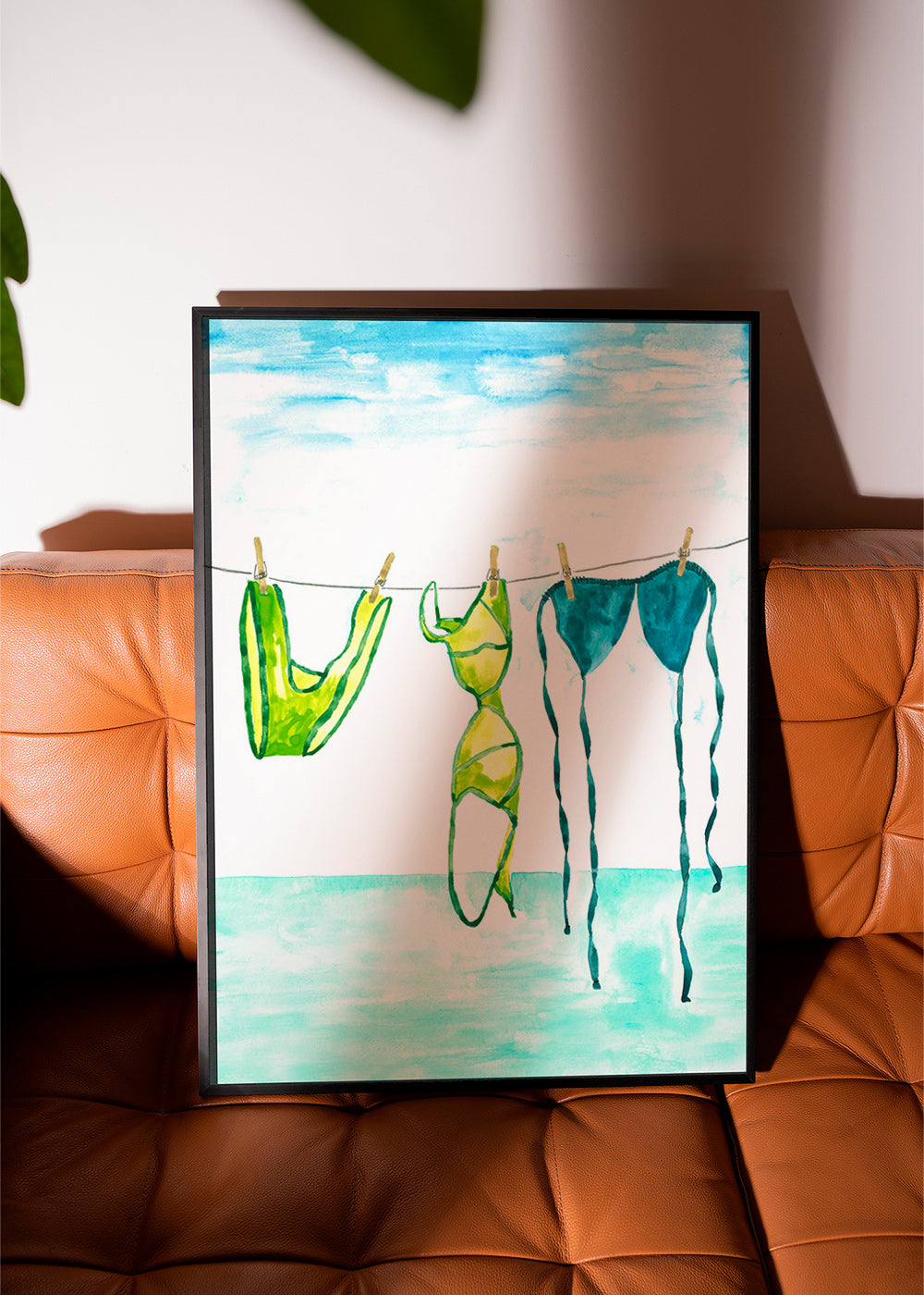 Illustration av bikinis hängda vid stranden