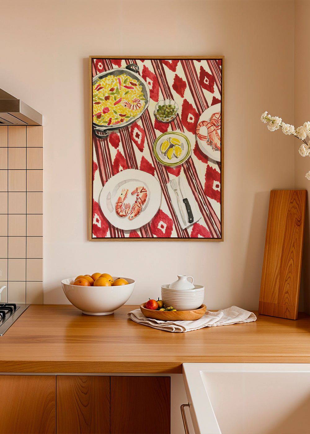 Kökskonst: paella och räkor på mönstrad duk