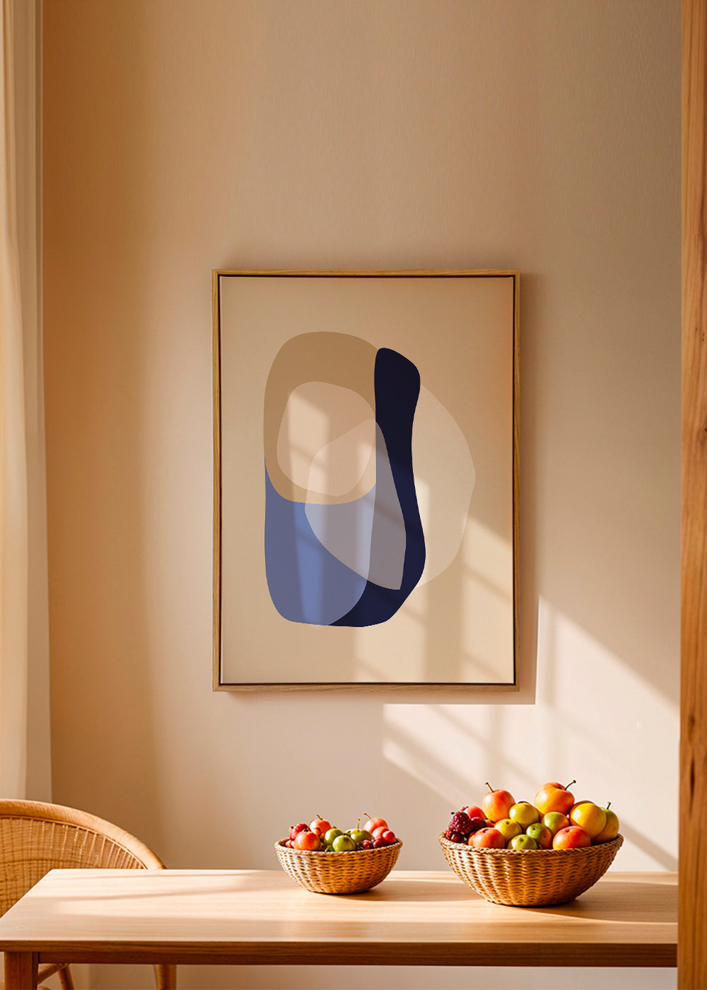 Minimalistisk konst med organiska beige och blå former