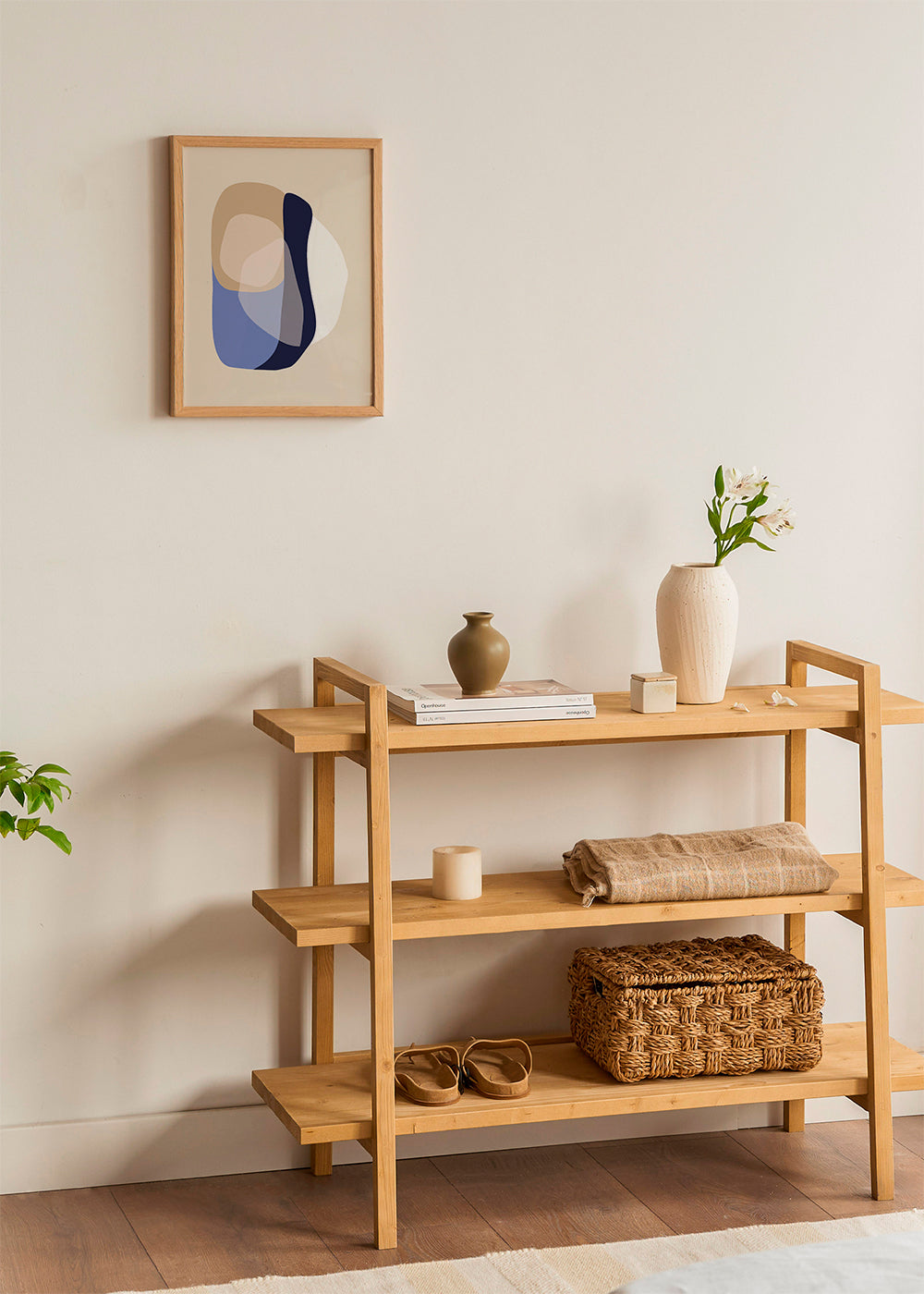 Minimalistisk konst med organiska beige och blå former