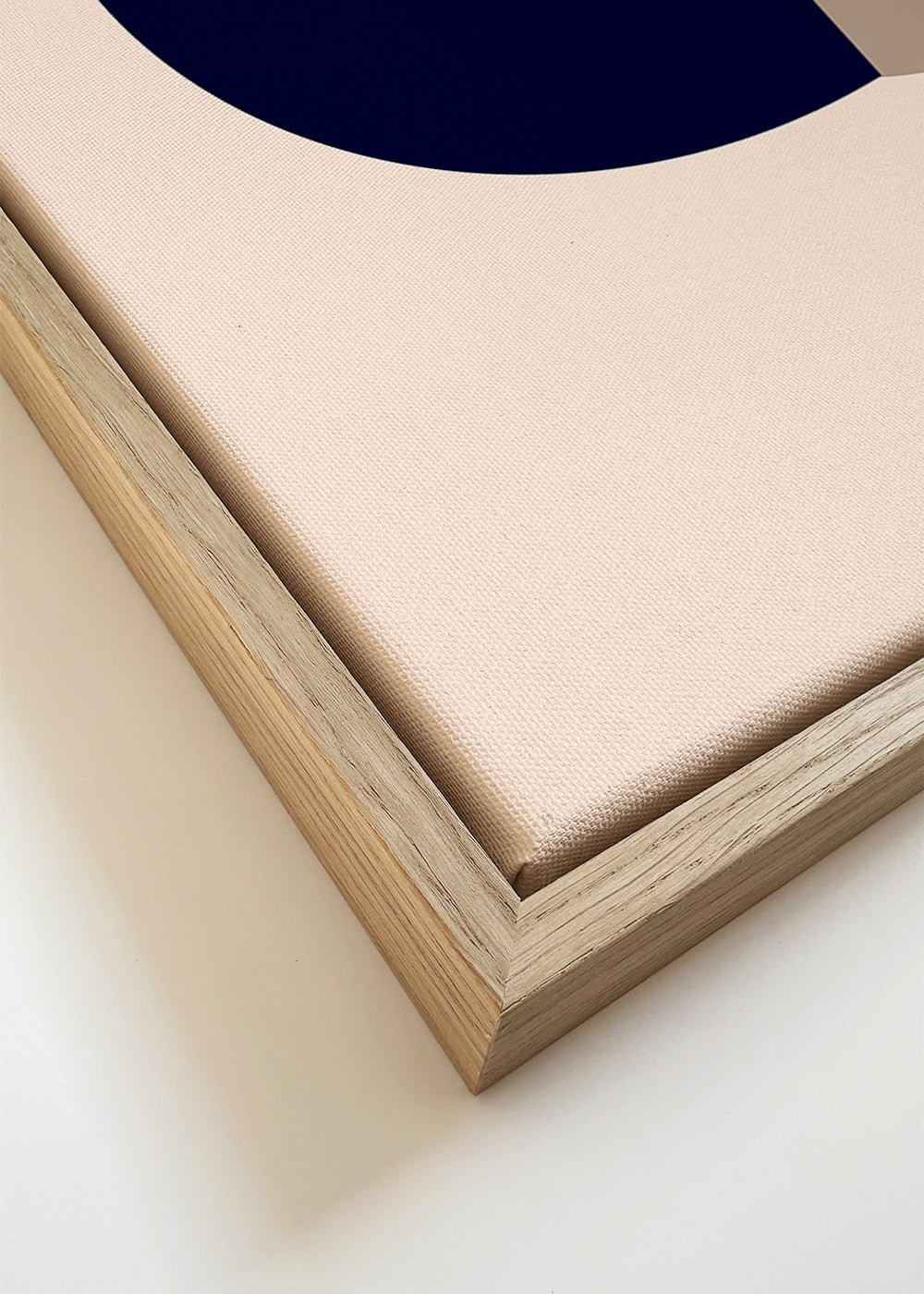Abstrakt verk med blå båge och beige slinga