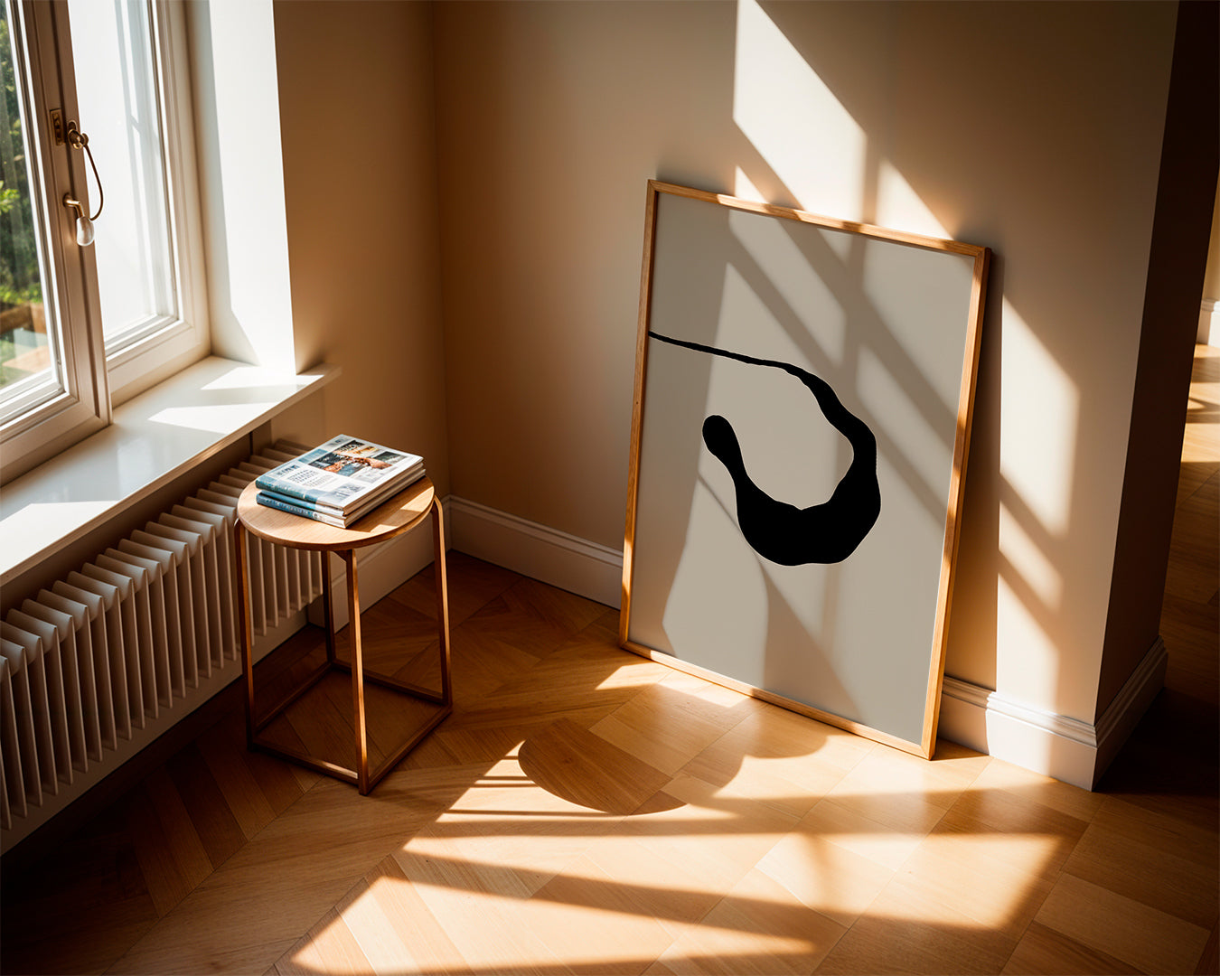 Abstrakt konst med svart dragning på beige