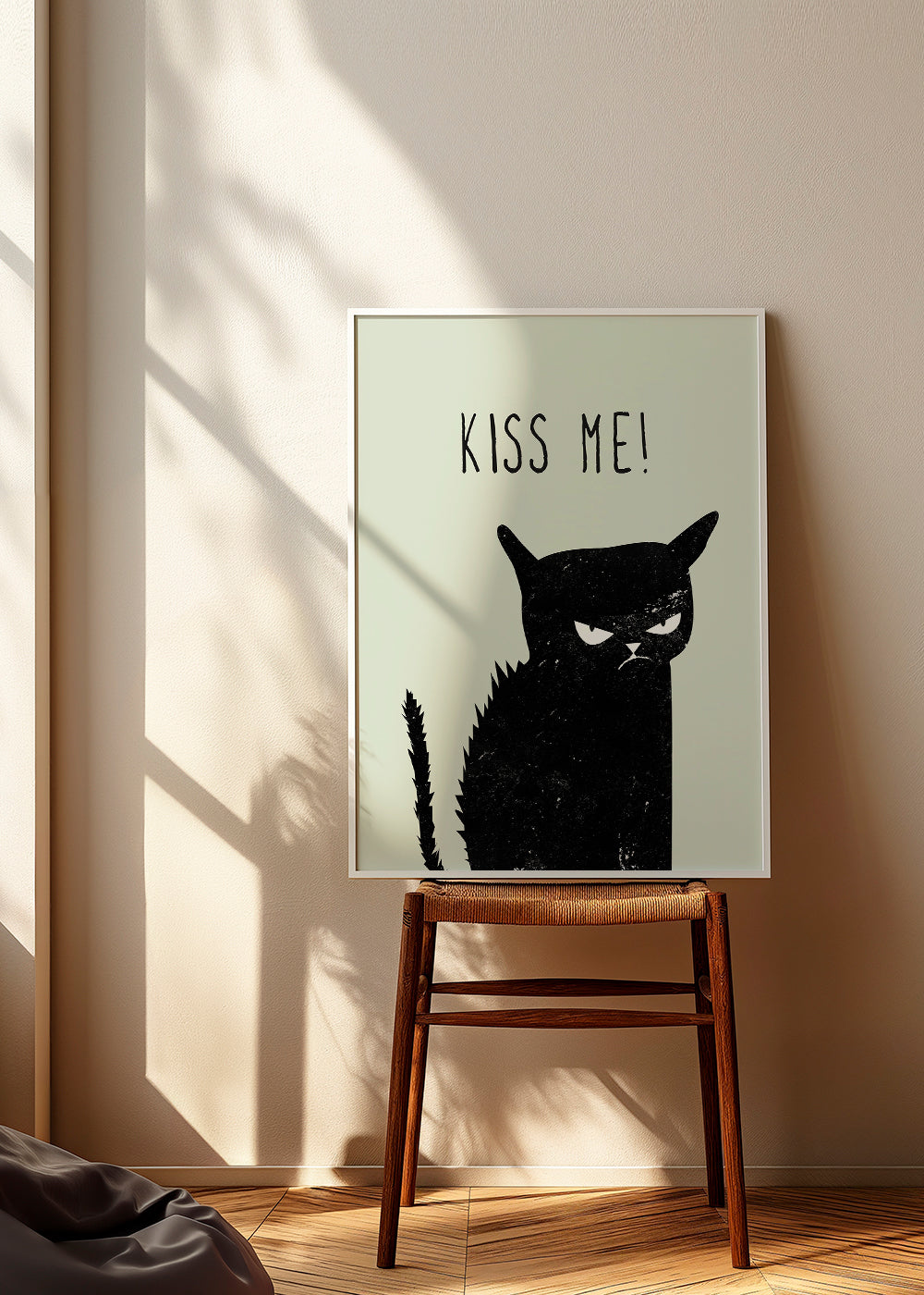 Kattillustration med texten 'Kiss Me'