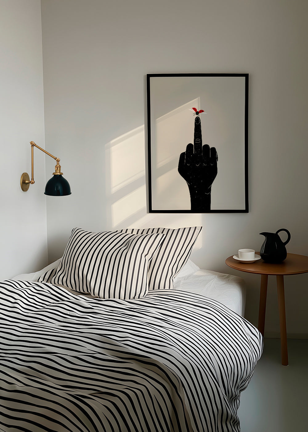 Nyckelpiga-illustration på upplyft finger