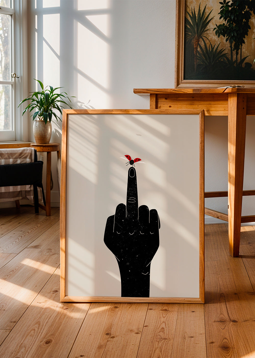 Nyckelpiga-illustration på upplyft finger