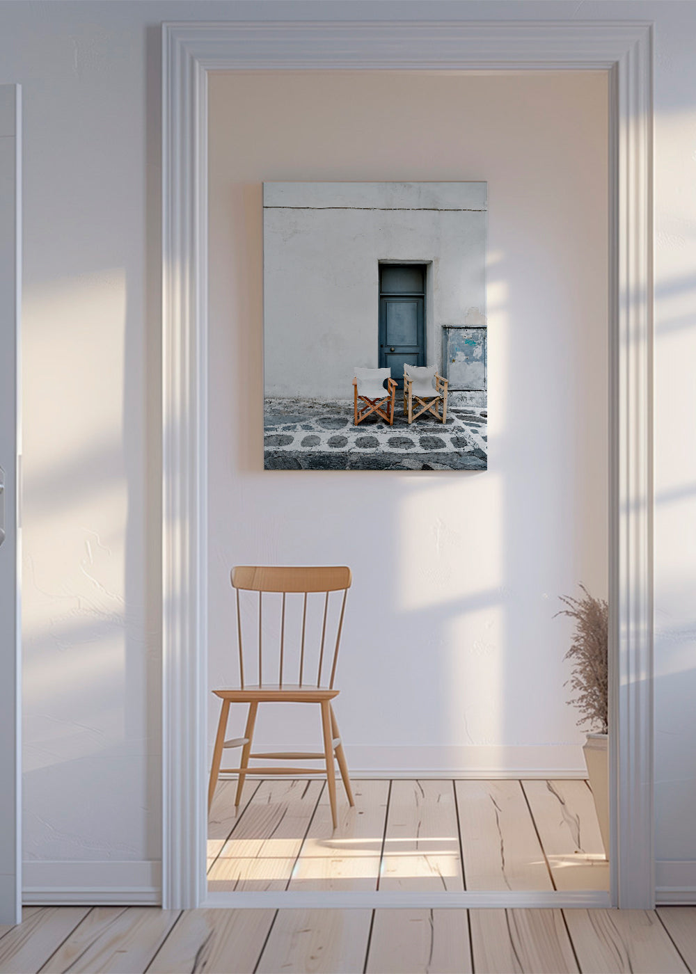 Fotografi blå dörr med två stolar
