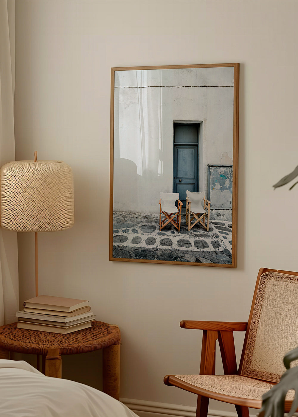 Fotografi blå dörr med två stolar
