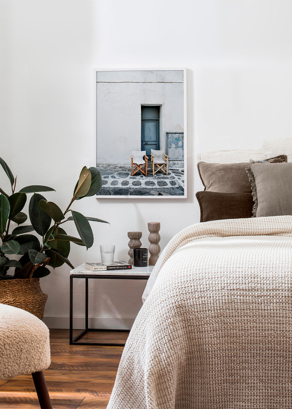 Fotografi blå dörr med två stolar