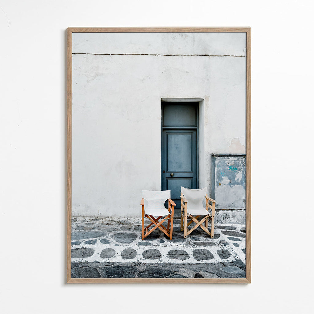 Fotografi blå dörr med två stolar