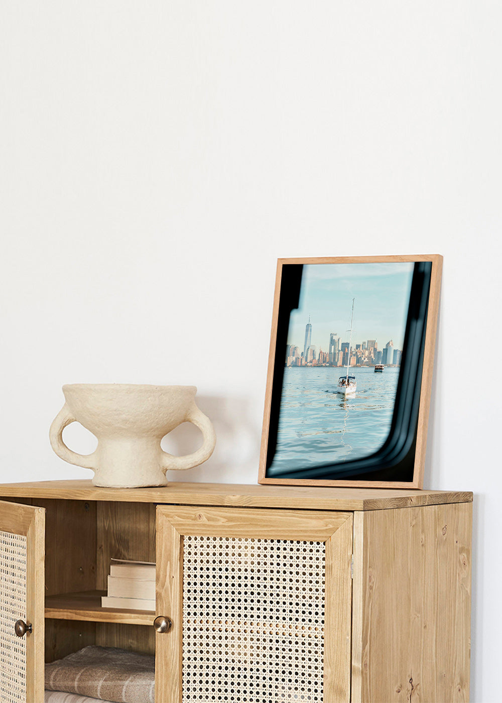 Reseaffisch med segelbåt och stadssiluett – Product1