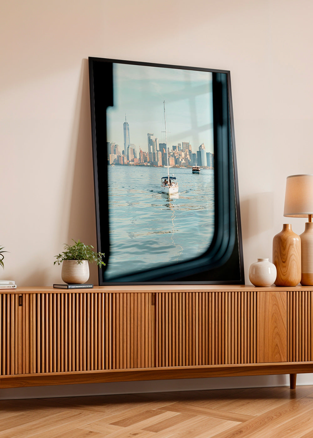 Reseaffisch med segelbåt och stadssiluett – Product3