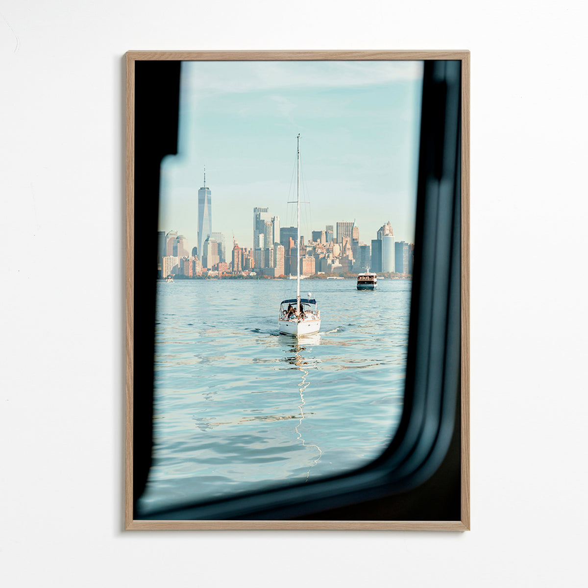 Reseaffisch med segelbåt och stadssiluett – Oak Frame