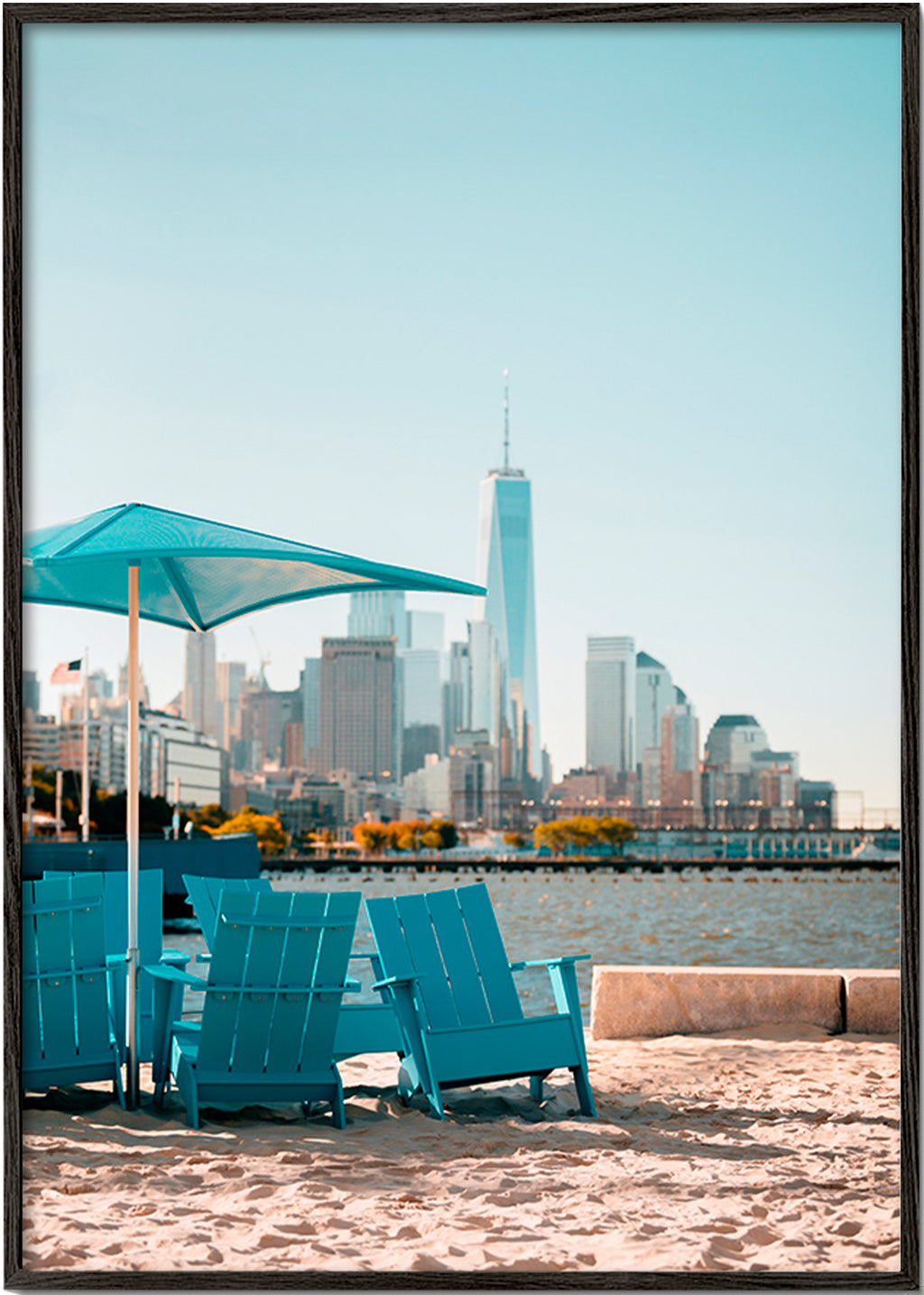 Reseaffisch med turkosa strandstolar och stadsbild – Black Frame