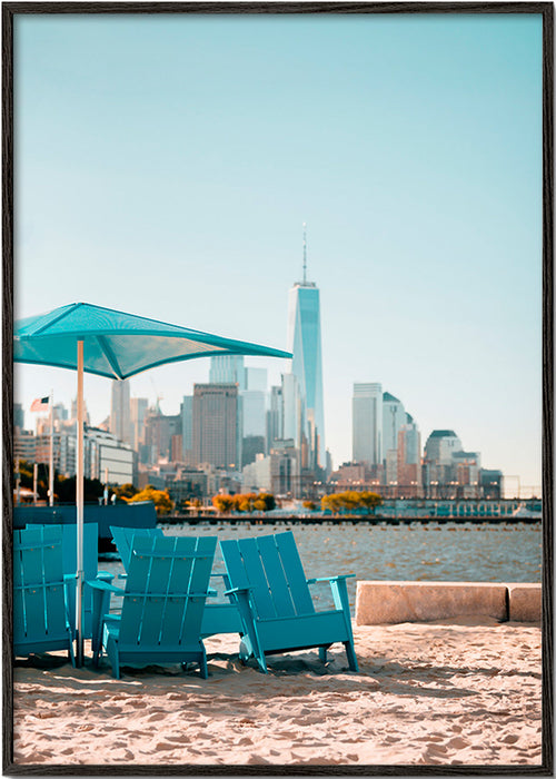 Reseaffisch med turkosa strandstolar och stadsbild – Black Frame