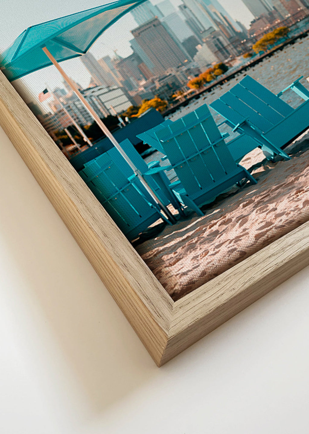 Reseaffisch med turkosa strandstolar och stadsbild – Canvas detail
