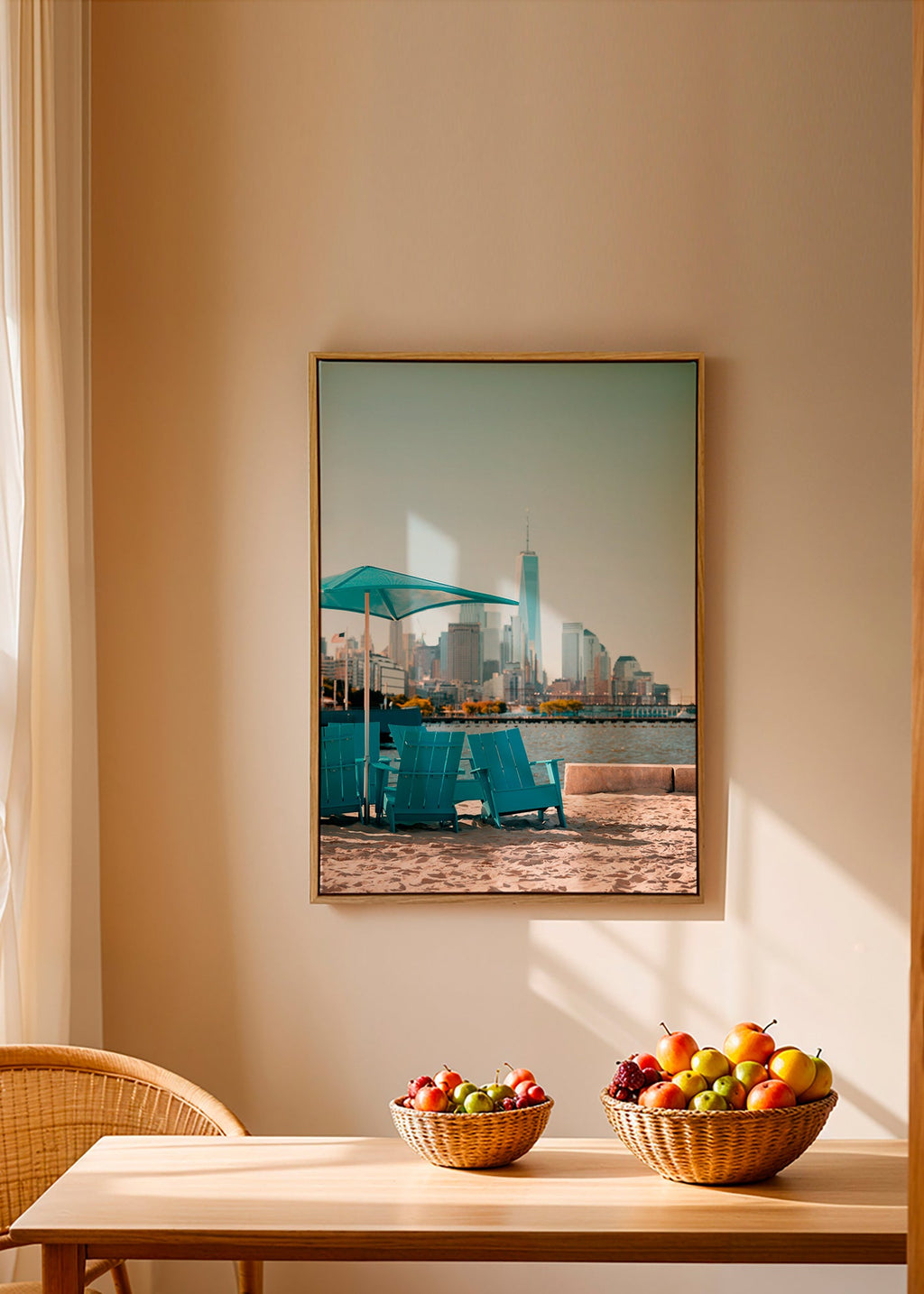 Reseaffisch med turkosa strandstolar och stadsbild – Canvas1