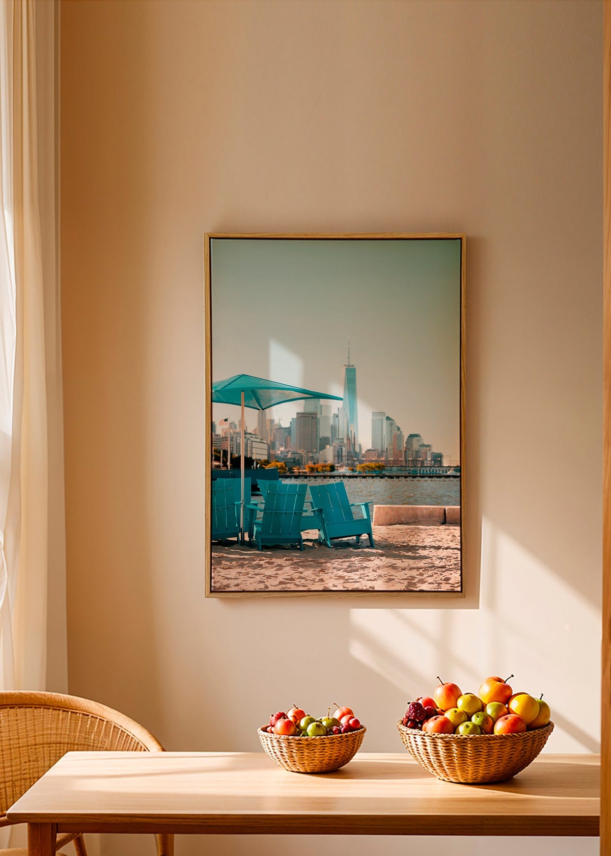 Reseaffisch med turkosa strandstolar och stadsbild – Canvas1